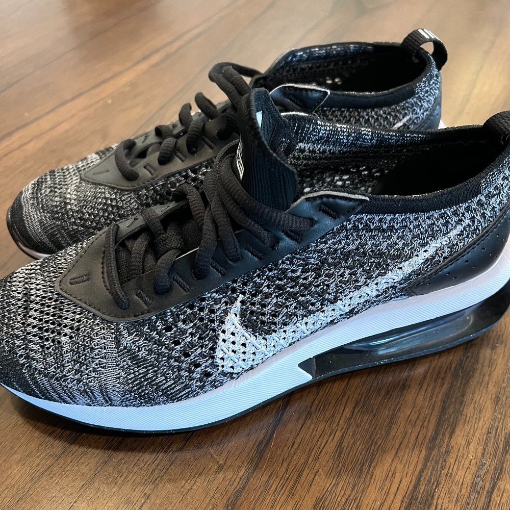 WOMEN'S AIR MAX FLYKNIT RACER - BLACK/WHITE - Size 7